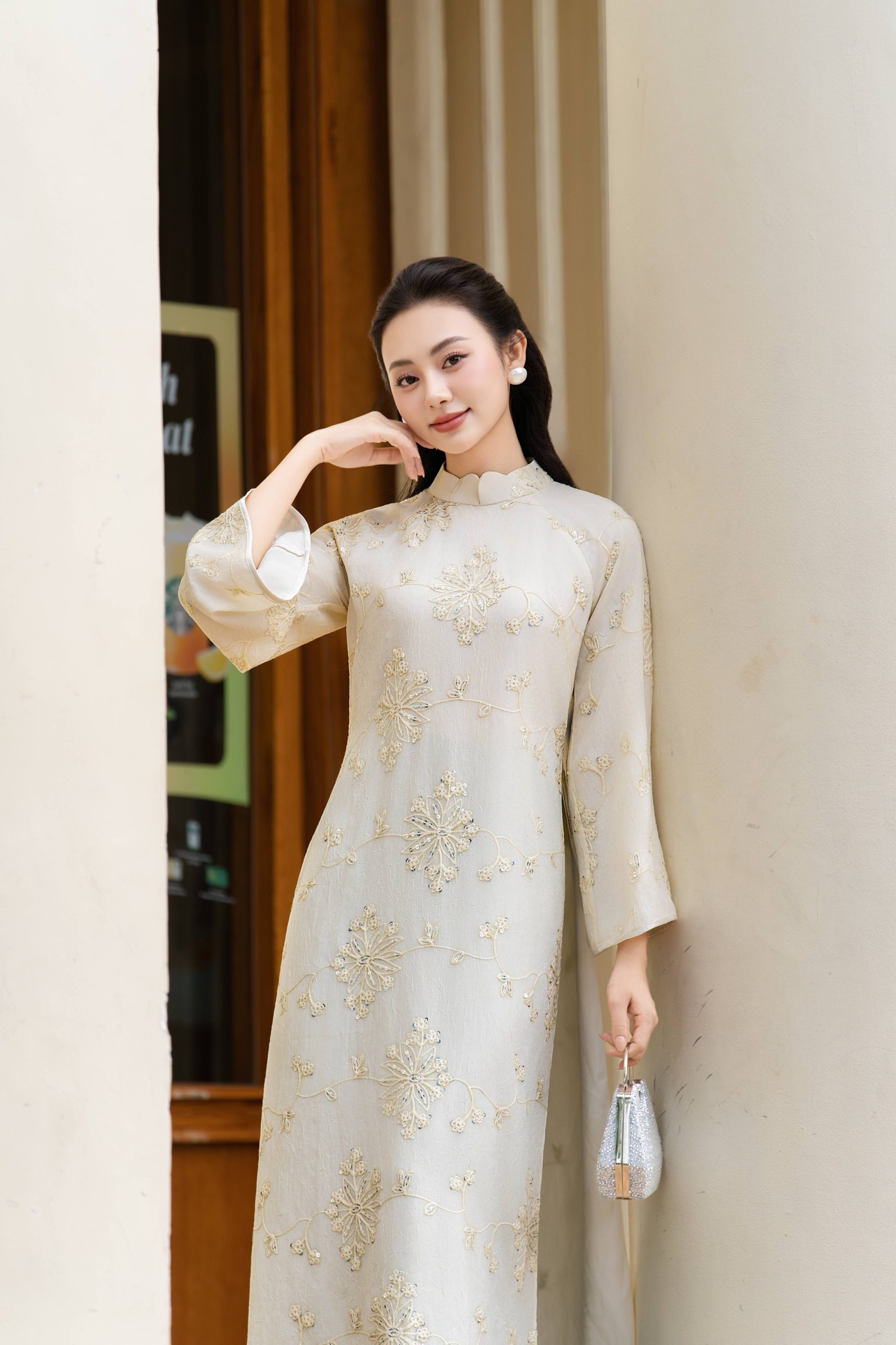 Áo dài cách tân AD253 - QD027 tà rộng dáng suông tay rộng Dài tay Tằm nhăn thêu đính kim sa - Hình ảnh 3