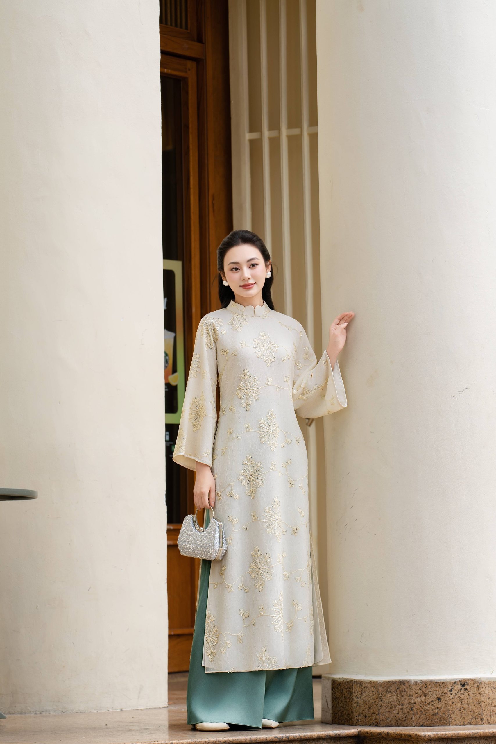 Áo dài cách tân AD253 - QD027 tà rộng dáng suông tay rộng Dài tay Tằm nhăn thêu đính kim sa - Hình ảnh 5