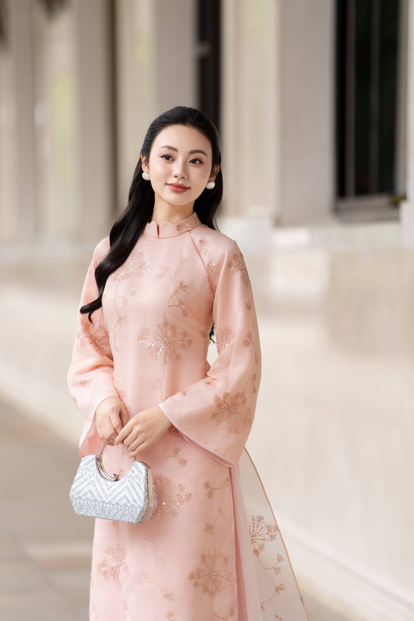 Áo dài cách tân AD256 - QD010 tay rộng cổ cao mềm mại nữ tính Dài tay Tằm óng thêu đính kim sa - Hình ảnh 3