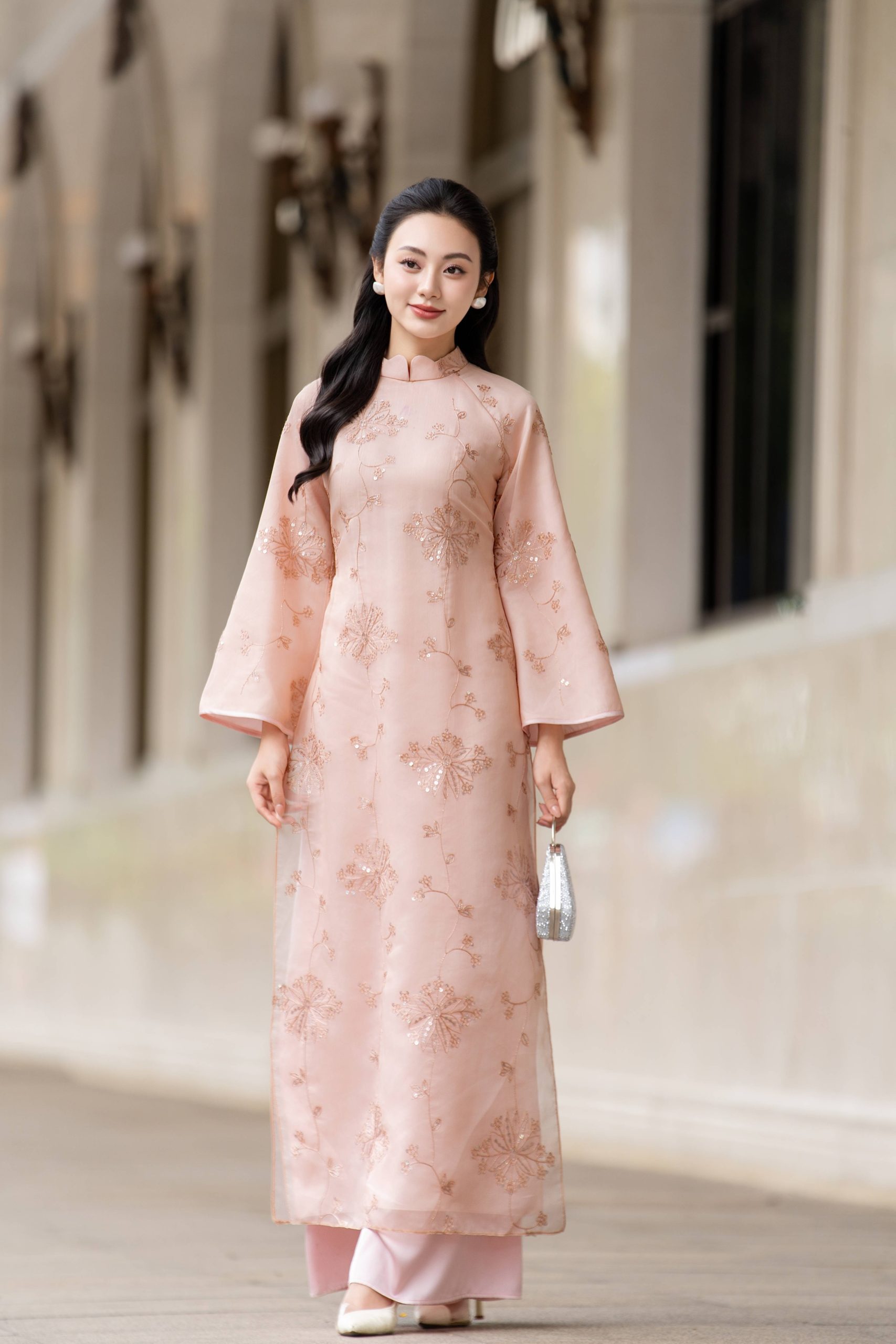 Áo dài cách tân AD256 - QD010 tay rộng cổ cao mềm mại nữ tính Dài tay Tằm óng thêu đính kim sa - Hình ảnh 4