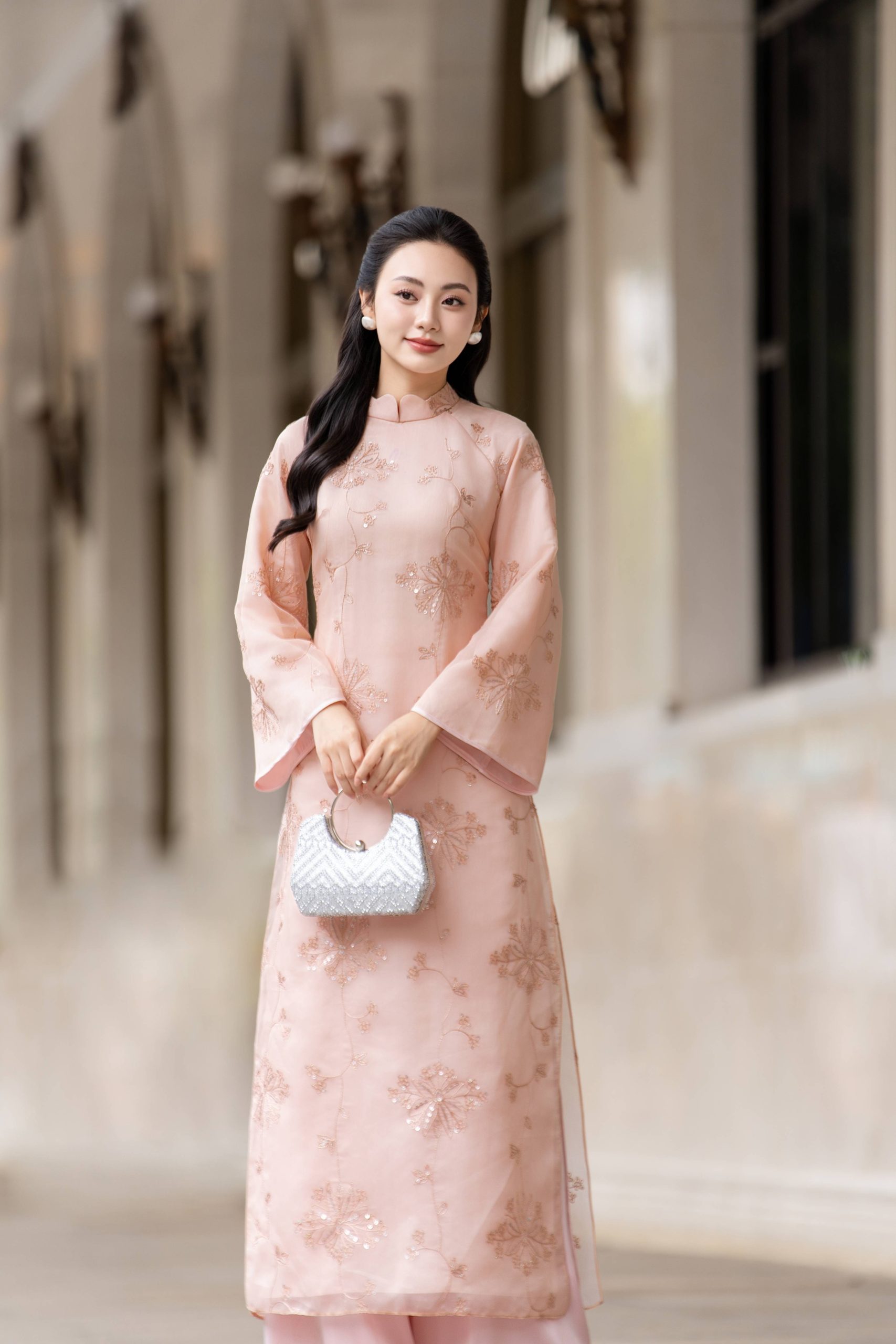Áo dài cách tân AD256 - QD010 tay rộng cổ cao mềm mại nữ tính Dài tay Tằm óng thêu đính kim sa - Hình ảnh 5